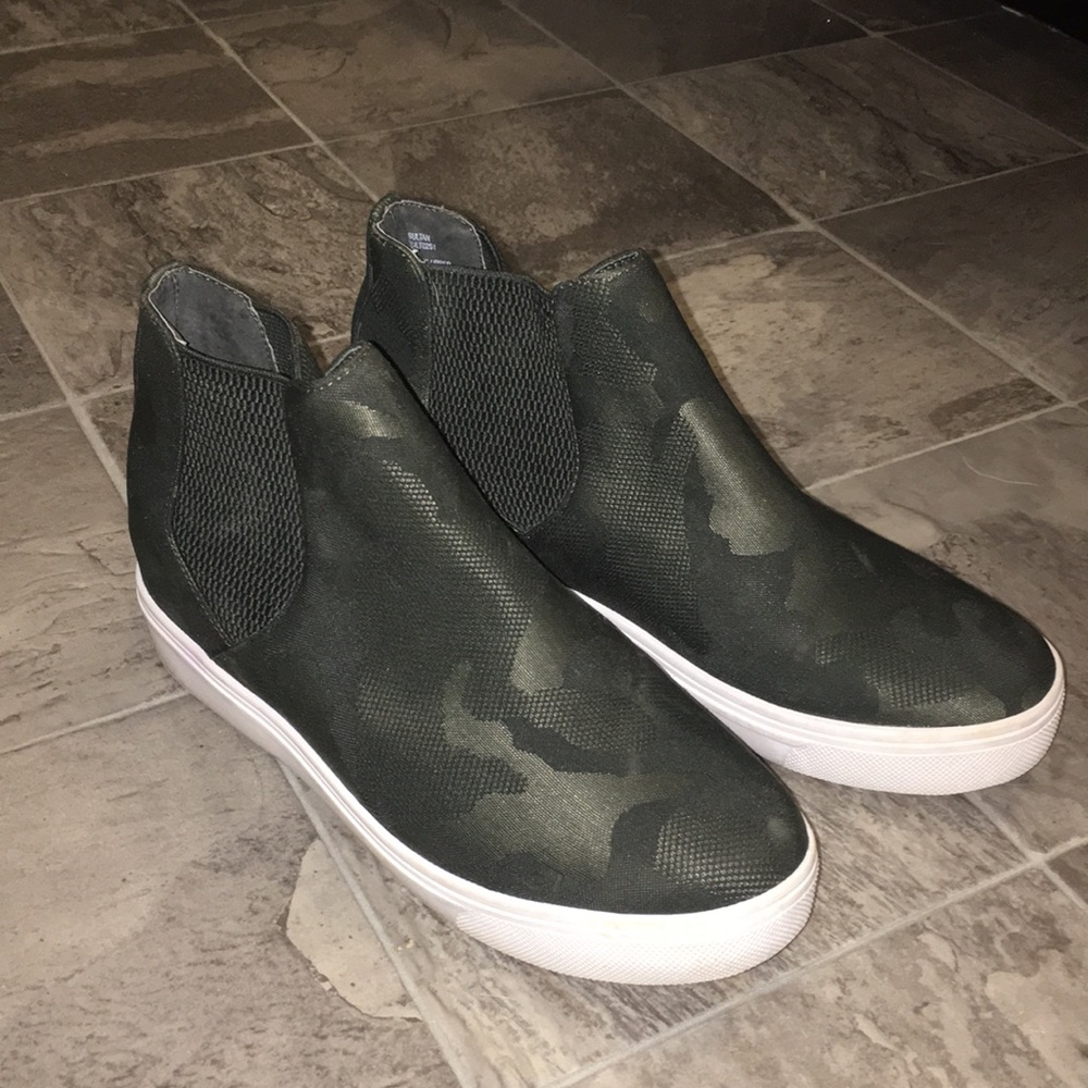 Steve Madden size 7 Sultan Chelsea Wedge Sneaker